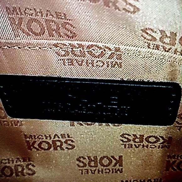 (💥1 LEFT💥) MICHAEL KORS FULTON MK ZIP WRISTLET - Picture 4 of 6